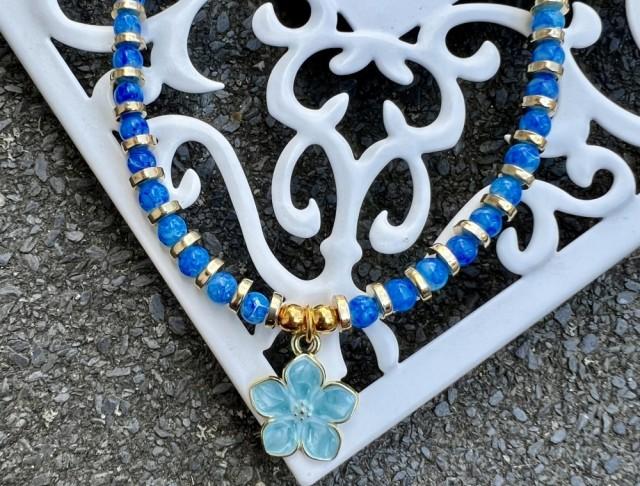 Náhrdelník - modrý s kytičkou šperk náhrdelník přívěsek šperky bílé kytička řetízek bižuterie perličky náhrdelníky zlaté řetízky perličkový s kytičkou perličkový náhrdelník zlatá kolekce 