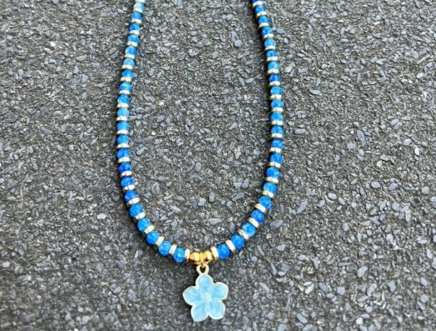 Náhrdelník - modrý s kytičkou