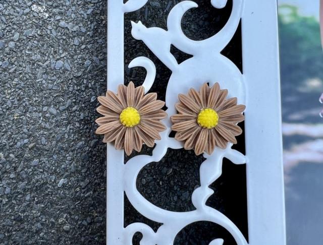 Náušnice - hnědé kytičky šperk šperky náušnice hnědá kytky kytičky kytička kytka bižuterie akce náušničky náušky polymer polymerové výprodej 