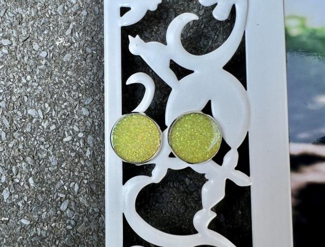 Náušnice - žluté flitry.