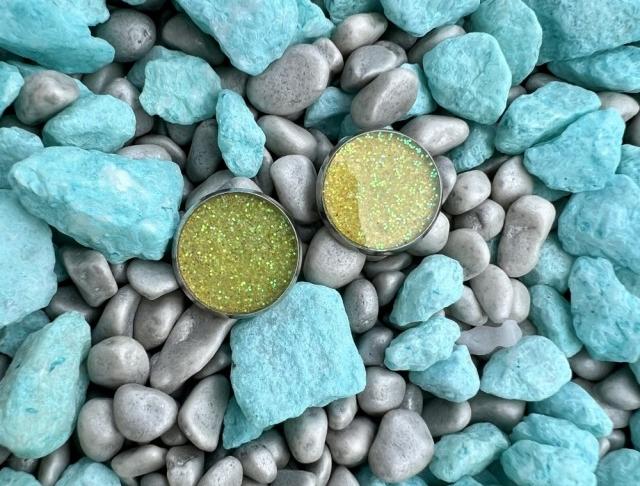 Náušnice - žluté flitry.