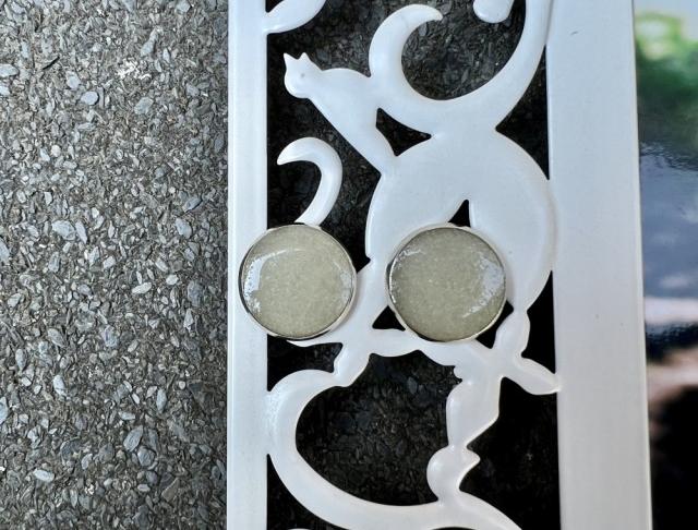 Náušnice - bílé flitry.