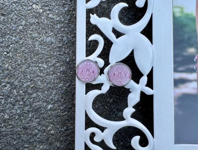 Náušnice - růžové vzory šperk šperky náušnice růžová bižuterie akce pryskyřice náušničky náušky růžové vzor vzory vzorované výprodej pryskyřicové 