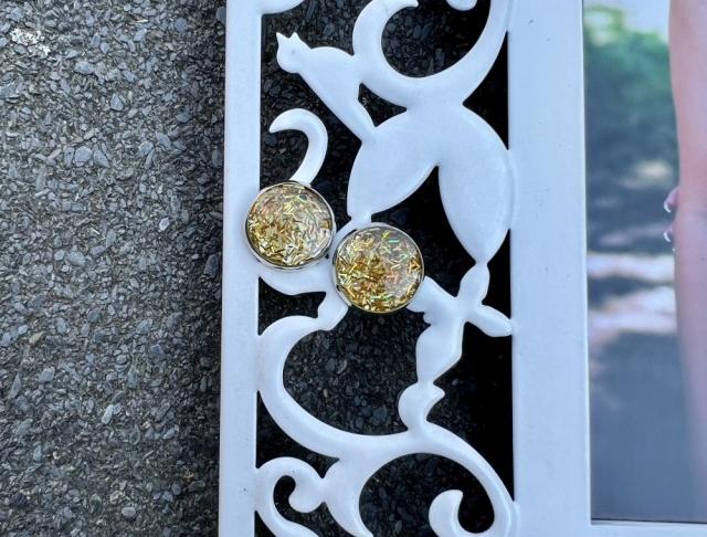 Náušnice - zlaté třpytky šperk šperky náušnice zlatá bižuterie akce pryskyřice náušničky náušky zlaté glitry flitrové flitr výprodej pryskyřicové 