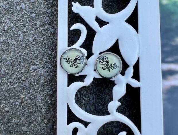 Náušnice - malovaná růže šperk šperky náušnice růže bižuterie akce pryskyřice růžičky náušničky náušky výprodej pryskyřicové 