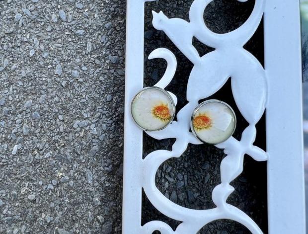 Náušnice - bílý květ šperk šperky náušnice kytičky kytička kytka bižuterie akce pryskyřice náušničky náušky výprodej pryskyřicové 