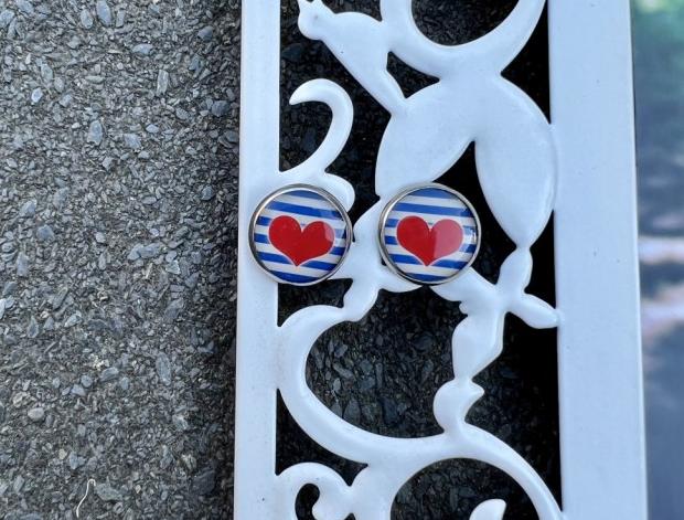 Náušnice - srdíčka s pruhy šperk šperky srdce náušnice srdíčko srdíčka proužky pruhy bižuterie akce pryskyřice pruhované náušničky náušky výprodej pryskyřicové srdíčkové. pruh 