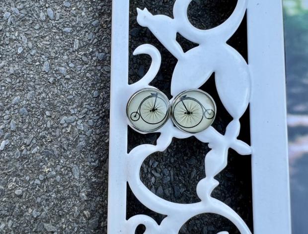 Náušnice - retro kolo šperk šperky náušnice retro bižuterie akce pryskyřice náušničky náušky kolo bicykl výprodej pryskyřicové pecky do uší 