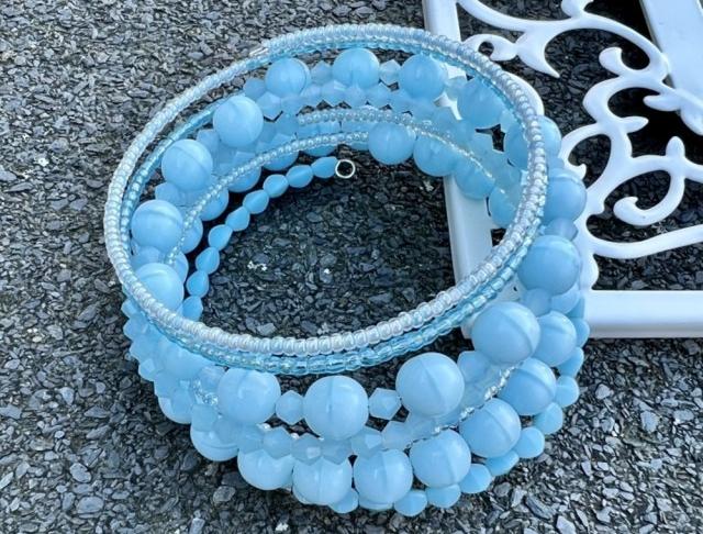 Náramek - maxi bledě modrý náramek modrý korálky svatba luxusní perličky rokajl náramky luxus svatební ples plesový paměťový drát svědek bledě modrý 