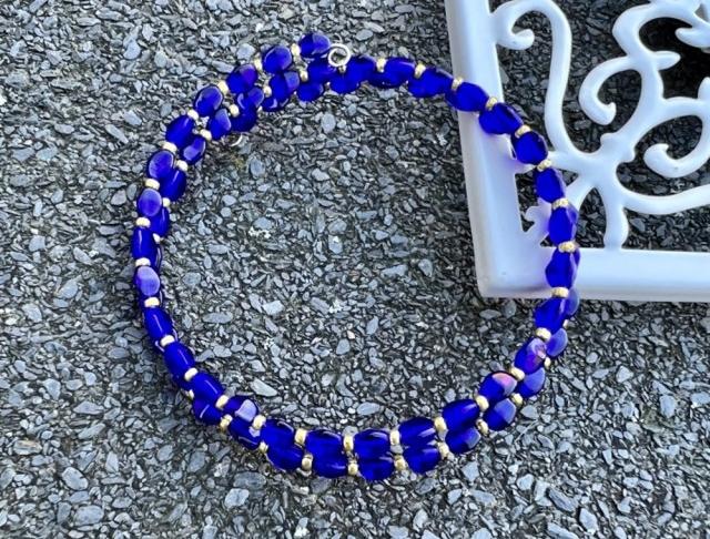 Náramek - tmavě modrý . náramek modrý korálky svatba luxusní perličky rokajl náramky luxus svatební ples plesový paměťový drát tmavě modrý svědek 