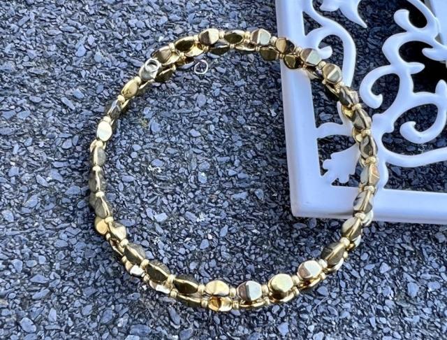 Náramek - zlatý . náramek korálky svatba luxusní perličky rokajl náramky luxus zlatý svatební ples plesový paměťový drát svědek 