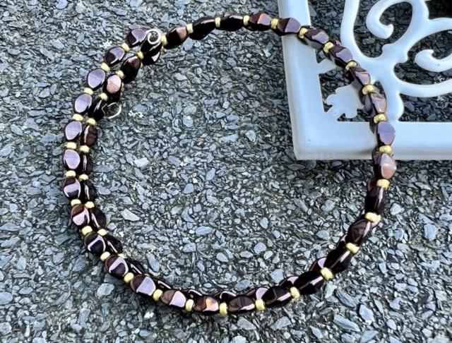 Náramek - tmavě hnědý hnědý náramek korálky svatba luxusní perličky rokajl náramky luxus svatební ples plesový paměťový drát svědek tmavě hnědý 