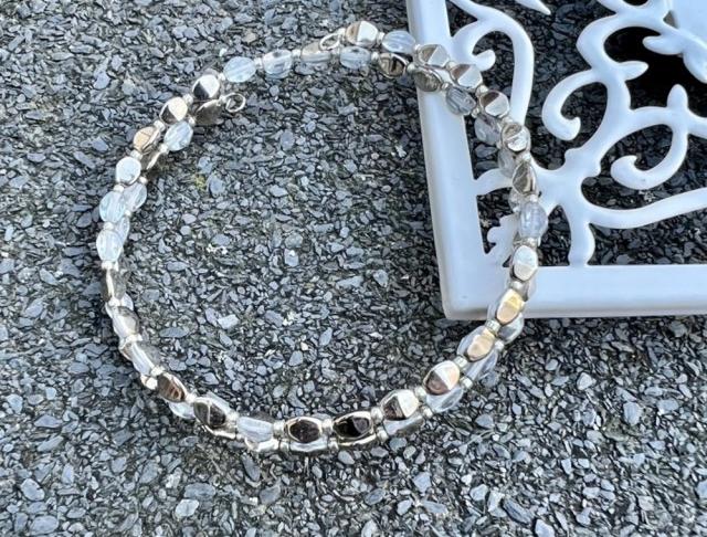 Náramek - stříbrno čirý náramek stříbrný korálky svatba luxusní šedý perličky rokajl náramky luxus svatební ples čirý plesový paměťový drát svědek 