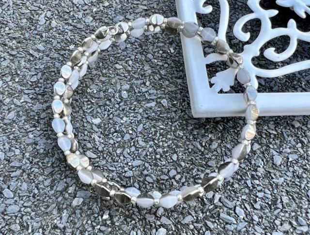 Náramek - stříbrno šedý náramek stříbrný korálky svatba luxusní šedý perličky rokajl náramky luxus svatební ples plesový paměťový drát svědek stříbrnošedý šedostříbrný 