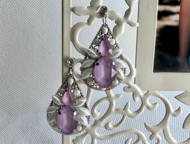 Náušnice - fialovo bílé náušnice svatba visací luxusní třpyt náušničky náušky ples plesové crystal zářivé fialkové třpytivé na ples svědek 