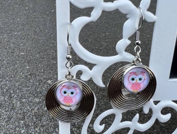 Kulaté náušnice - sovy šperk šperky náušnice barevné růžová veselé hravé visací sova sovička kruhové náušničky náušky kulaté skleněné sovy sovičky kabašon kabašonové 