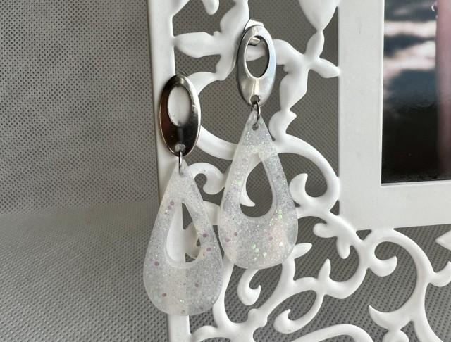 Maxi pryskyřicové - bílé šperk šperky náušnice maxi bílé svatba nerez luxusní pryskyřice luxus dlouhé náušničky náušky ples plesové na ples nerezové luxury svědek pryskyřicové šperky - náušnice 