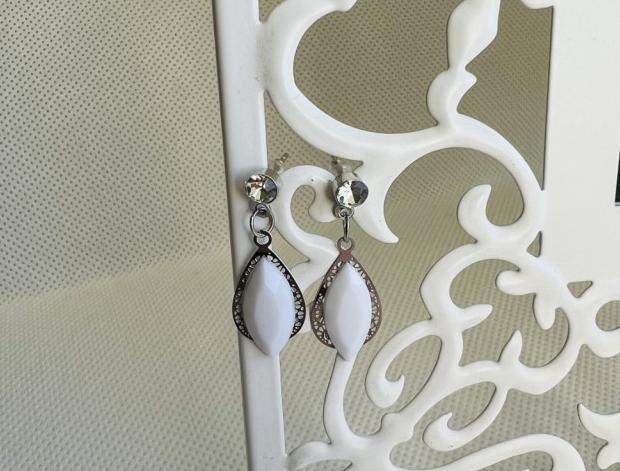 LC mini - bílé. šperk šperky dárek kamínky náušnice bílé luxusní bižuterie luxus náušničky náušky bižuterní crystal bižu mini na ples na svatbu kamínkové svědek 