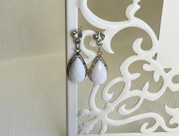 LC mini - bílé kapky šperk šperky dárek kamínky náušnice bílé luxusní bižuterie luxus náušničky náušky bižuterní crystal bižu mini na ples na svatbu kamínkové svědek 