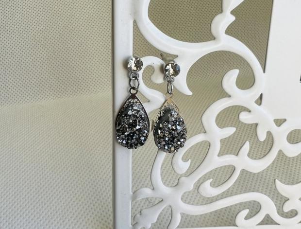 LC mini - šedé kapky šperk šperky dárek kamínky náušnice šedá šedé luxusní bižuterie luxus náušničky náušky bižuterní crystal bižu mini na ples na svatbu kamínkové svědek 