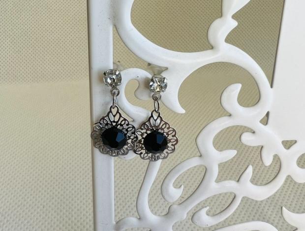 LC mini - květy černé šperk šperky dárek kamínky náušnice černé luxusní bižuterie luxus náušničky náušky bižuterní crystal bižu mini na ples na svatbu kamínkové svědek 