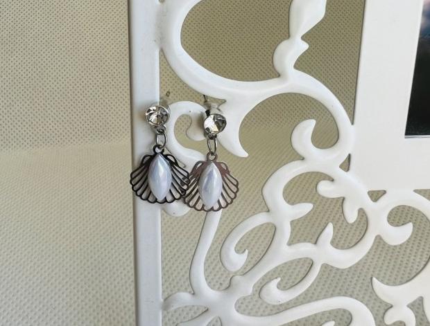 LC mini - bílé mušle šperk šperky dárek kamínky náušnice bílé luxusní bižuterie luxus náušničky náušky bižuterní crystal bižu mini na ples na svatbu kamínkové svědek 