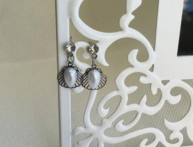 LC mini - mušle bílé šperk šperky dárek kamínky náušnice bílé luxusní bižuterie luxus náušničky náušky bižuterní crystal bižu mini na ples na svatbu kamínkové svědek 