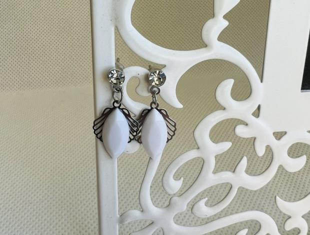 LC mini - mušle v bílé šperk šperky dárek kamínky náušnice bílé luxusní bižuterie luxus náušničky náušky bižuterní crystal bižu mini na ples na svatbu kamínkové svědek 