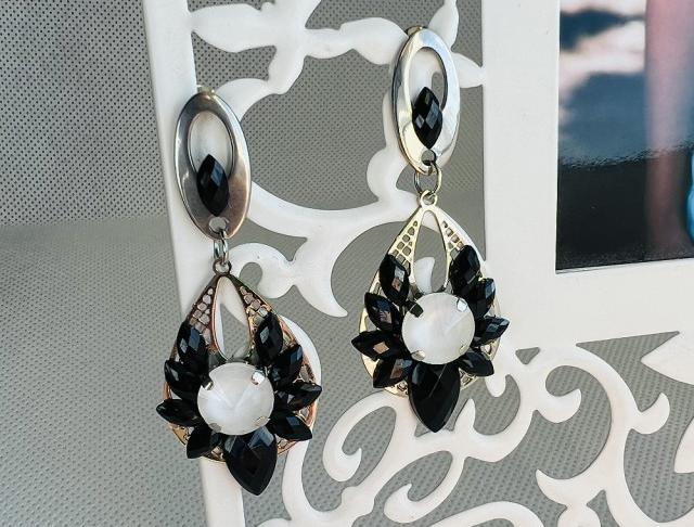 Luxusní crystal - černobílé kamínky náušnice bílá černá bílé svatba černé luxusní bižuterie luxus náušničky náušky svatební ples plesové bižuterní černobílá bíločerné černobílé crystal bižu kamínek bíločerná na ples kamínkové luxury svědek crystals 