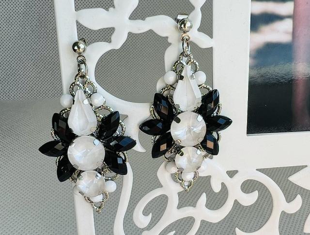Luxusní crystal - bíločerné kamínky náušnice bílá černá bílé svatba černé luxusní bižuterie luxus náušničky náušky svatební ples plesové bižuterní černobílá bíločerné černobílé crystal bižu kamínek bíločerná na ples kamínkové luxury svědek crystals 