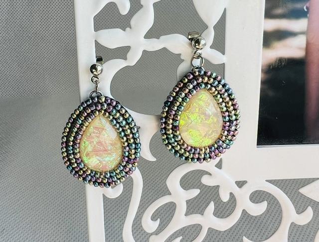 Luxusní šité - bílé perleťové