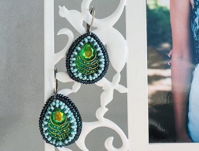 Luxusní šité - zelené zelená kamínky náušnice zelené svatba šité luxusní bižuterie luxus náušničky náušky svatební ples plesové bižuterní crystal bižu kamínek na ples kamínkové luxury svědek crystals 