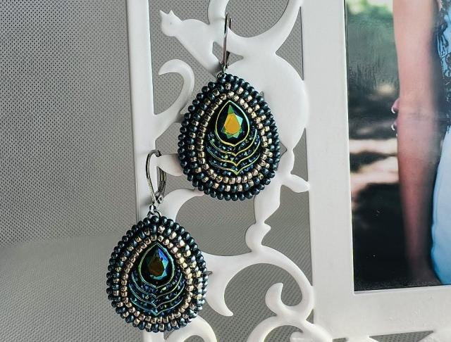 Luxusní šité - tmavě zelené zelená kamínky náušnice zelené svatba šité luxusní bižuterie luxus náušničky náušky svatební ples plesové bižuterní crystal bižu kamínek na ples kamínkové luxury svědek crystals 