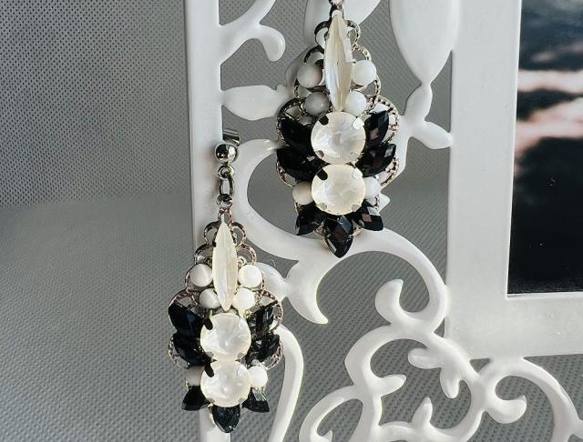Luxusní crystal - černo bílé kamínky náušnice bílá černá bílé svatba černé luxusní bižuterie luxus náušničky náušky svatební ples plesové bižuterní černobílá bíločerné černobílé crystal bižu kamínek bíločerná na ples kamínkové luxury svědek crystals 