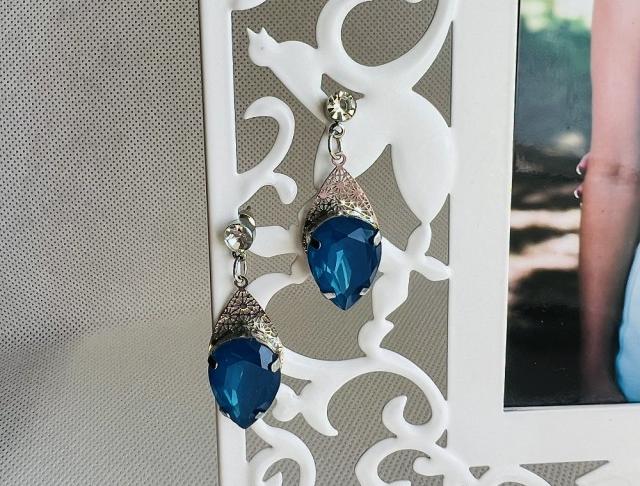 LC jemné - tmavě modré kamínky náušnice modrá svatba modré luxusní bižuterie luxus náušničky náušky svatební ples plesové bižuterní crystal bižu kamínek na ples kamínkové luxury svědek crystals 