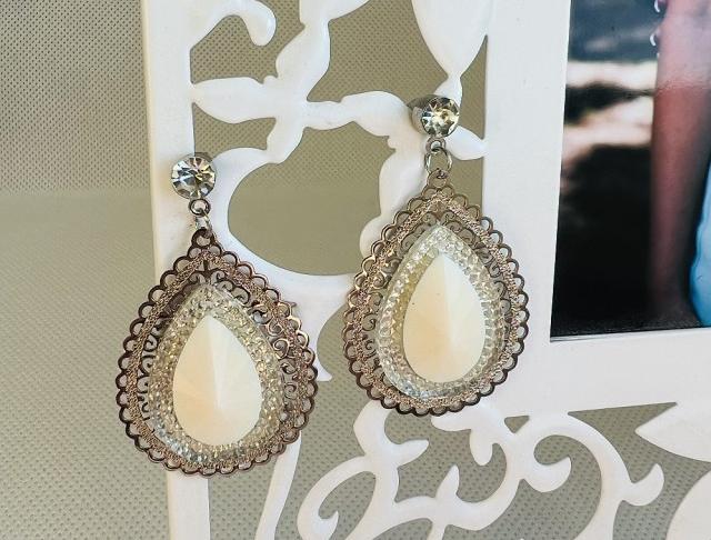 LC jemné - krémové kamínky náušnice bílá bílé svatba luxusní bižuterie luxus náušničky náušky svatební krémová ples plesové bižuterní crystal bižu kamínek na ples krémové kamínkové luxury svědek crystals 