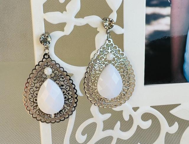 LC jemné - bílé kamínky náušnice bílá bílé svatba luxusní bižuterie luxus náušničky náušky svatební ples plesové bižuterní crystal bižu kamínek na ples kamínkové luxury svědek crystals 