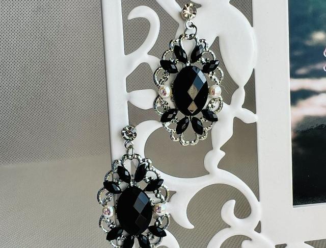 Luxusní crystal - v černé kamínky náušnice černá svatba černé luxusní bižuterie luxus náušničky náušky svatební ples plesové bižuterní crystal bižu kamínek na ples kamínkové luxury svědek crystals 