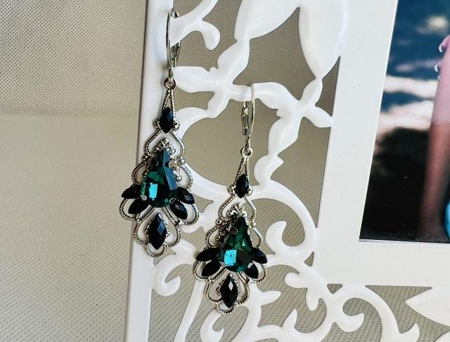 Luxusní crystal - černo zelené zelená kamínky náušnice černá zelené svatba černé luxusní bižuterie luxus náušničky náušky svatební ples plesové bižuterní crystal bižu kamínek na ples kamínkové luxury zelenočerné svědek černozelené crystals 