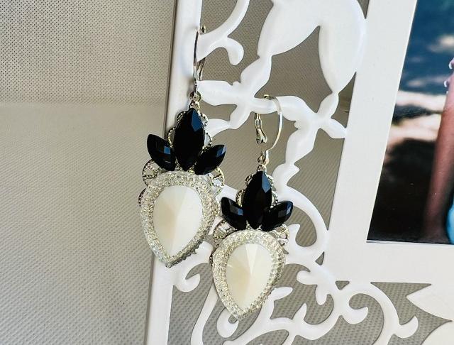 Luxusní crystal - v bílo černé kamínky náušnice bílá černá bílé svatba černé luxusní bižuterie luxus náušničky náušky svatební ples plesové bižuterní černobílá bíločerné černobílé crystal bižu kamínek bíločerná na ples kamínkové luxury svědek crystals 