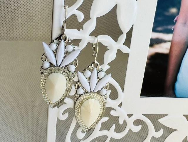 Luxusní crystal - v bílé kamínky náušnice bílá bílé svatba luxusní bižuterie luxus náušničky náušky svatební ples plesové bižuterní crystal bižu kamínek na ples kamínkové luxury svědek crystals 