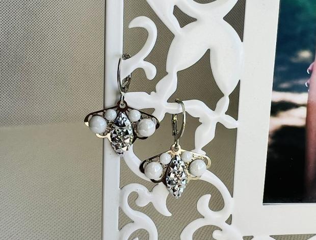 LC jemné - stříbrné vějíře kamínky náušnice bílá bílé svatba luxusní bižuterie stříbrná luxus náušničky náušky svatební stříbrné ples plesové bižuterní crystal bižu kamínek na ples kamínkové luxury svědek crystals 