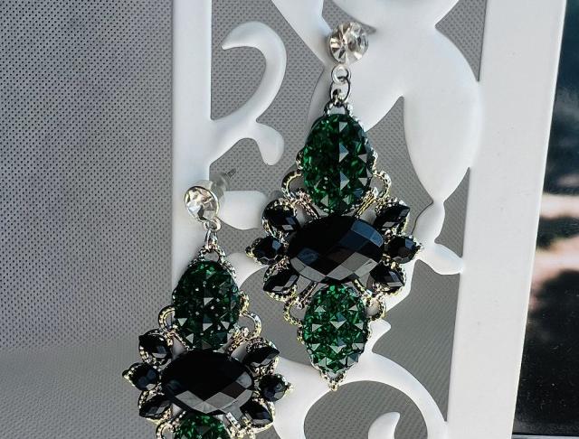 Luxusní crystal - zeleno černé zelená kamínky náušnice černá zelené svatba černé luxusní bižuterie luxus náušničky náušky svatební ples plesové bižuterní crystal bižu kamínek na ples kamínkové luxury svědek crystals 
