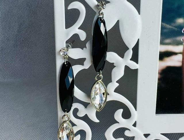 LC jemné - visací kamínky náušnice černá svatba černé luxusní bižuterie luxus náušničky náušky svatební stříbrné ples plesové bižuterní crystal bižu kamínek na ples kamínkové stříbrnočerné černostříbrné luxury stříbrna svědek crystals 