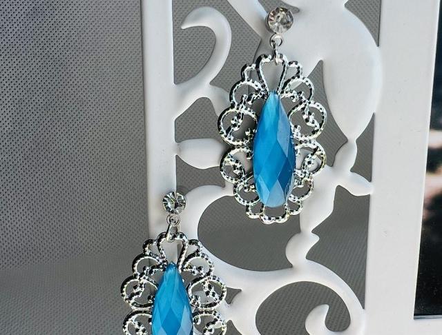 LC jemné - modré zářivé kamínky náušnice modrá svatba modré luxusní bižuterie luxus náušničky náušky svatební ples plesové bižuterní crystal bižu kamínek na ples kamínkové luxury svědek crystals 