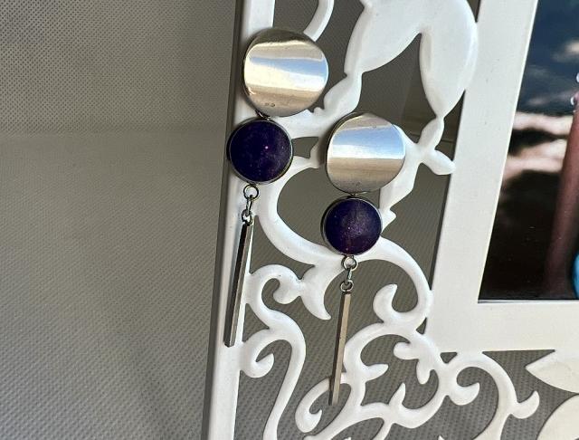 Nerezky - fialové kamínky náušnice fialová svatba fialové nerez luxusní bižuterie luxus náušničky náušky svatební ples plesové bižuterní crystal bižu kamínek na ples nerezové kamínkové luxury svědek crystals nerezky 