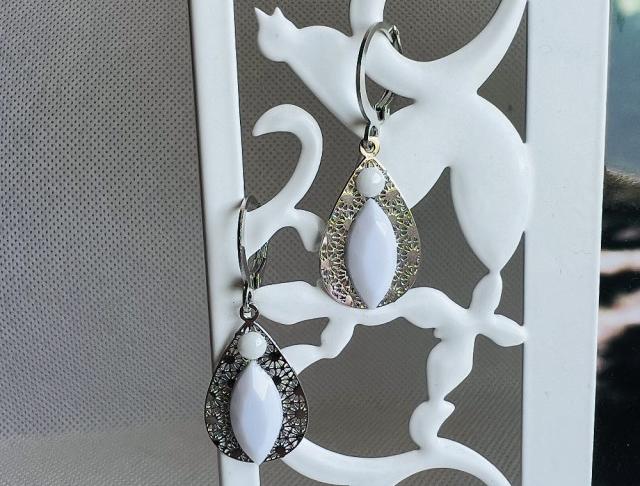 LC jemné - bílé kapky kamínky náušnice bílá bílé svatba luxusní bižuterie luxus náušničky náušky svatební ples plesové bižuterní crystal bižu kamínek na ples kamínkové luxury svědek crystals 