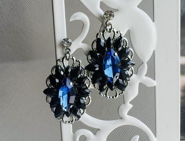 Luxusní crystal - černo modré kamínky náušnice modrá černá svatba černé modré luxusní bižuterie luxus náušničky náušky svatební ples plesové bižuterní crystal bižu kamínek modročerné černomodré na ples kamínkové luxury svědek crystals 