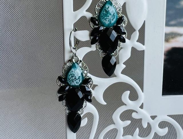 Luxusní crystal - v tyrkysové kamínky náušnice černá svatba černé tyrkysová luxusní bižuterie luxus náušničky náušky tyrkys svatební tyrkysové ples plesové bižuterní crystal bižu kamínek na ples kamínkové luxury svědek crystals 