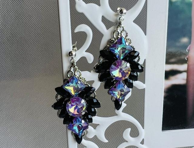 Luxusní crystal - růžovo fialové kamínky náušnice černá svatba černé fialové luxusní bižuterie luxus náušničky náušky svatební růžové ples plesové bižuterní crystal bižu kamínek fialkové na ples kamínkové luxury svědek crystals 